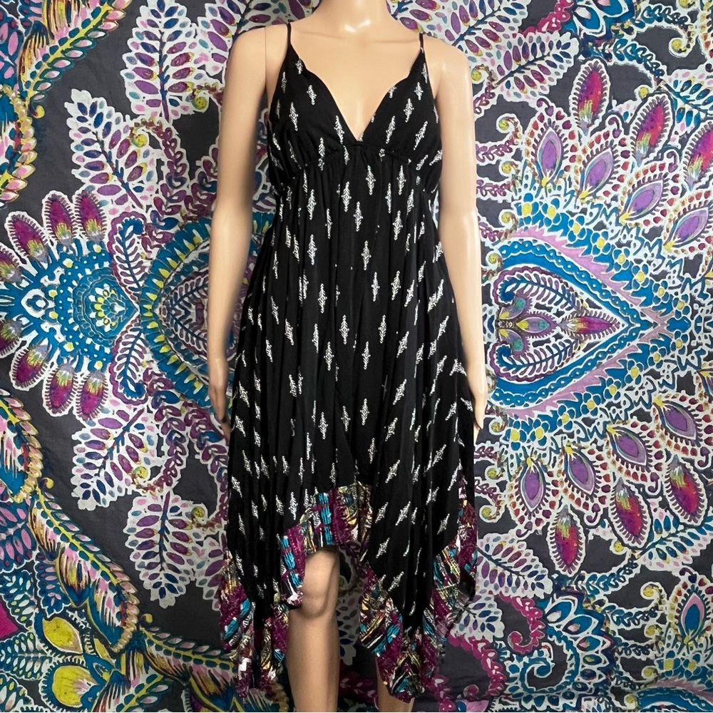 XHILIRATION Rayon Boho V Neck Dress Hankerchief Medium